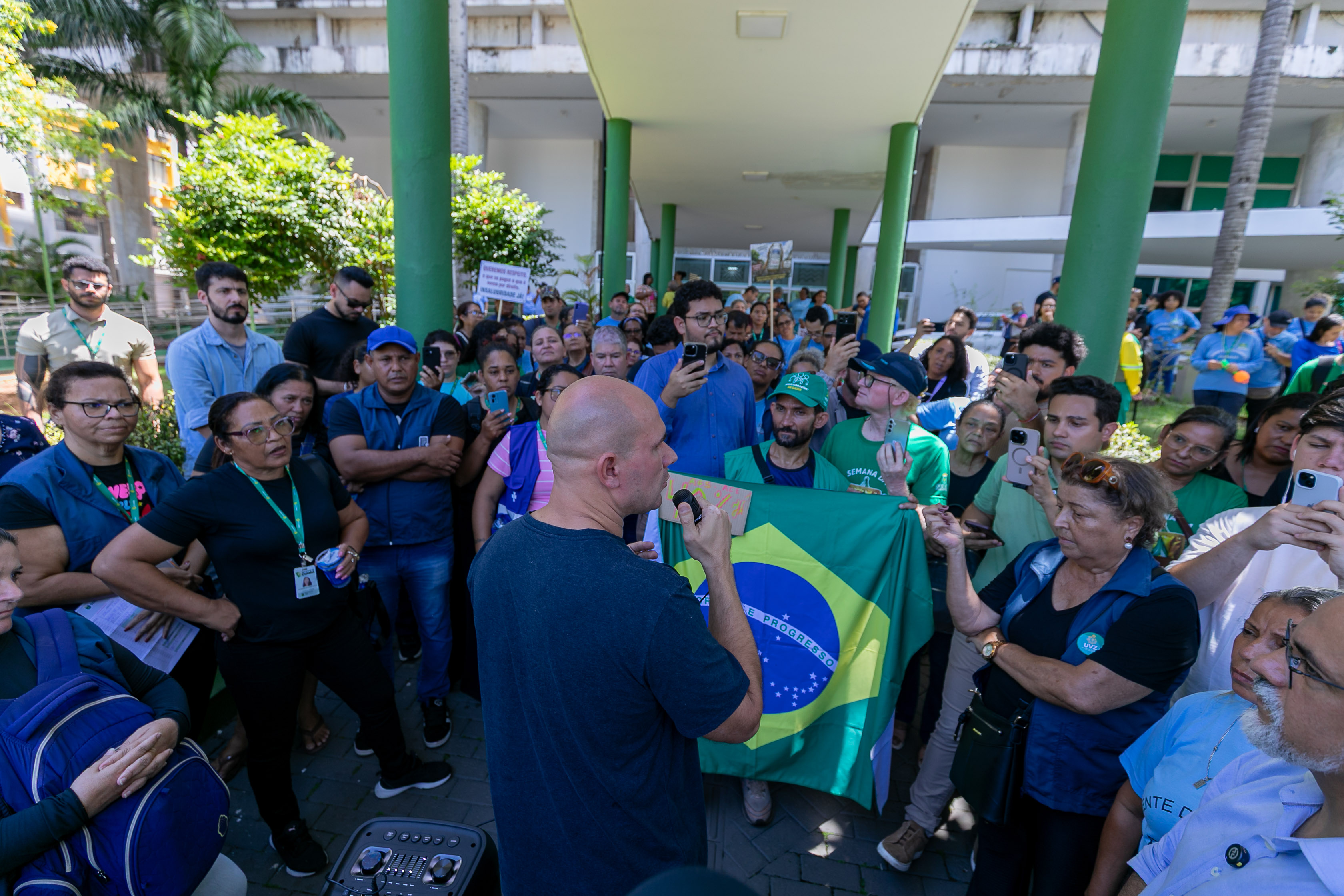 Abilio Brunini recebe servidores em protesto e discute revisão do adicional de insalubridade