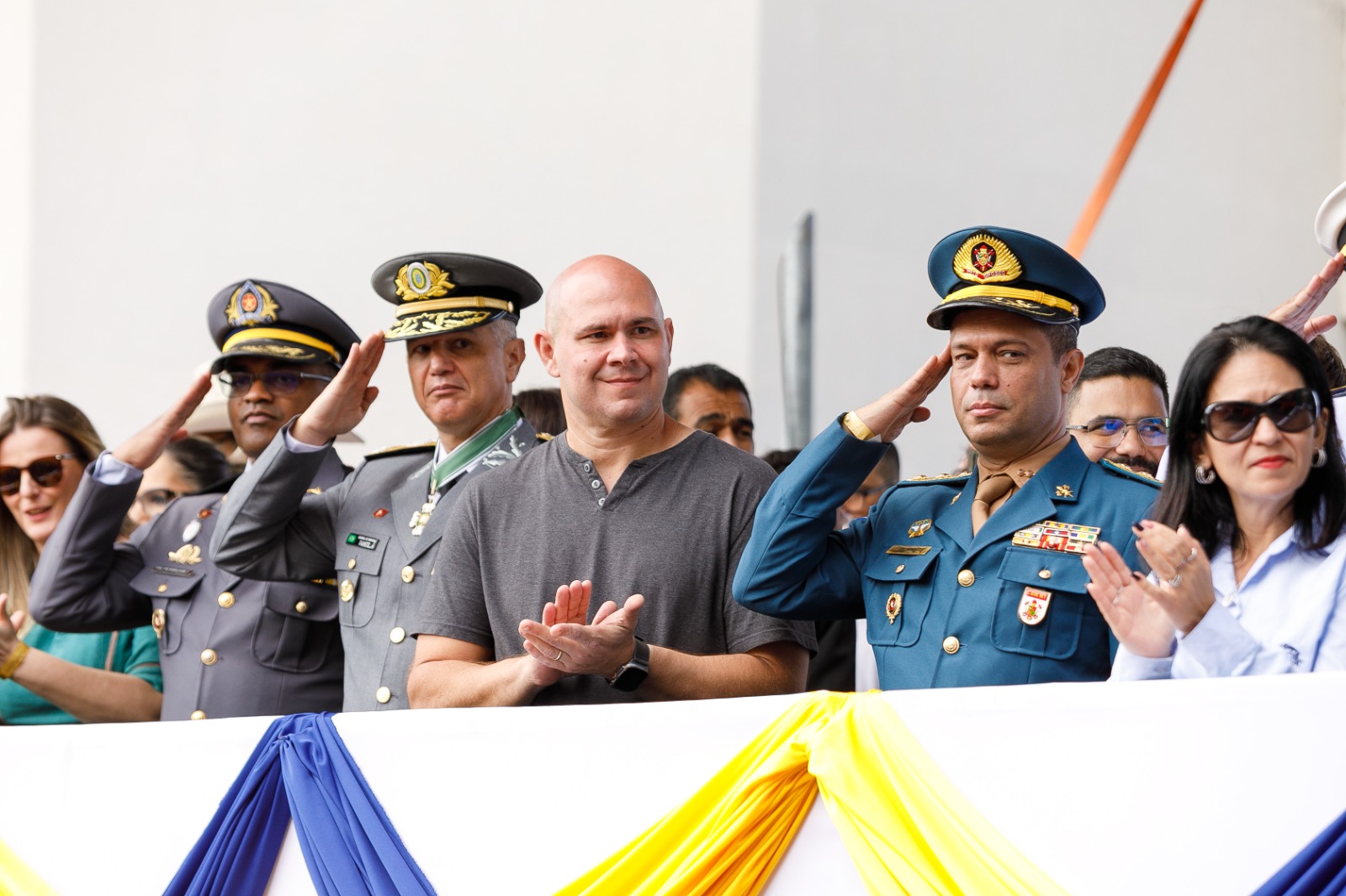 Abílio celebra patriotismo em desfile cívico de 7 de Setembro em Cuiabá