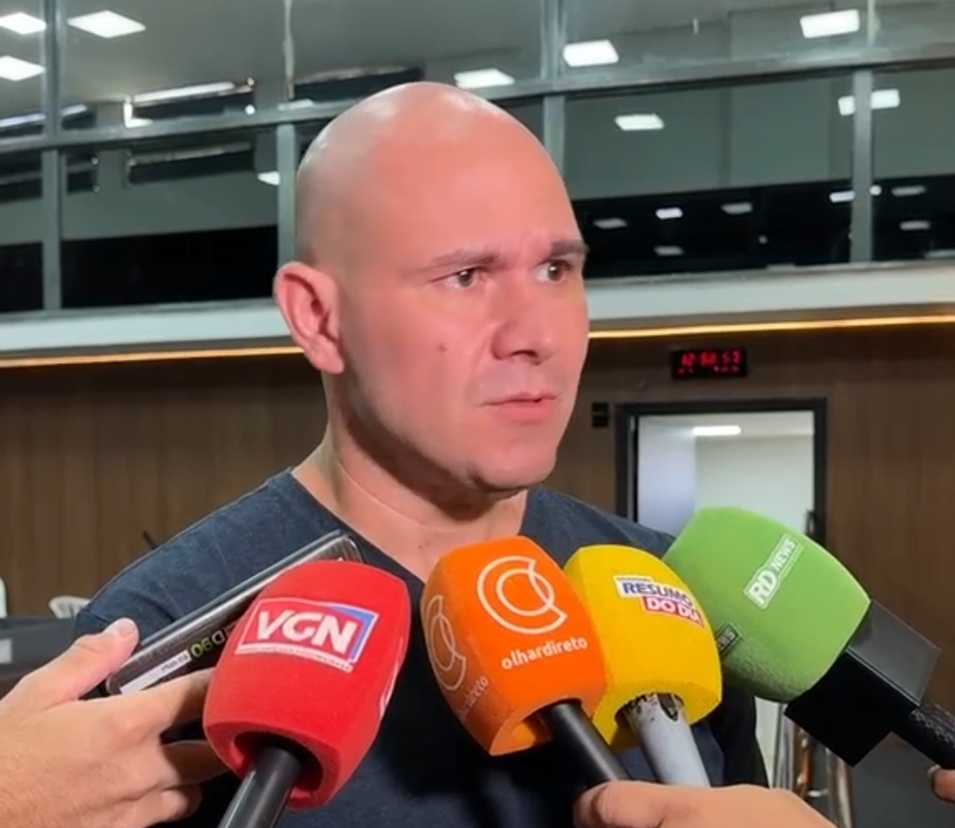 Abilio cita boa relação com Max Russi e evita polêmica envolvendo Samantha
