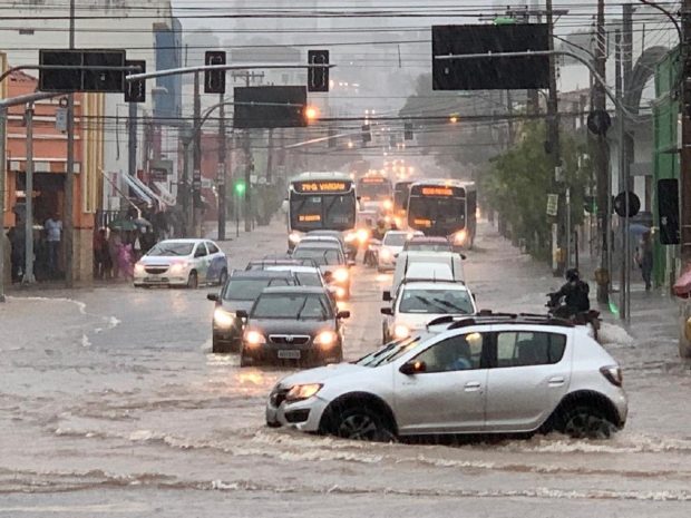 Abílio cria comitê permanente para prevenir impactos climáticos e desastres em Cuiabá