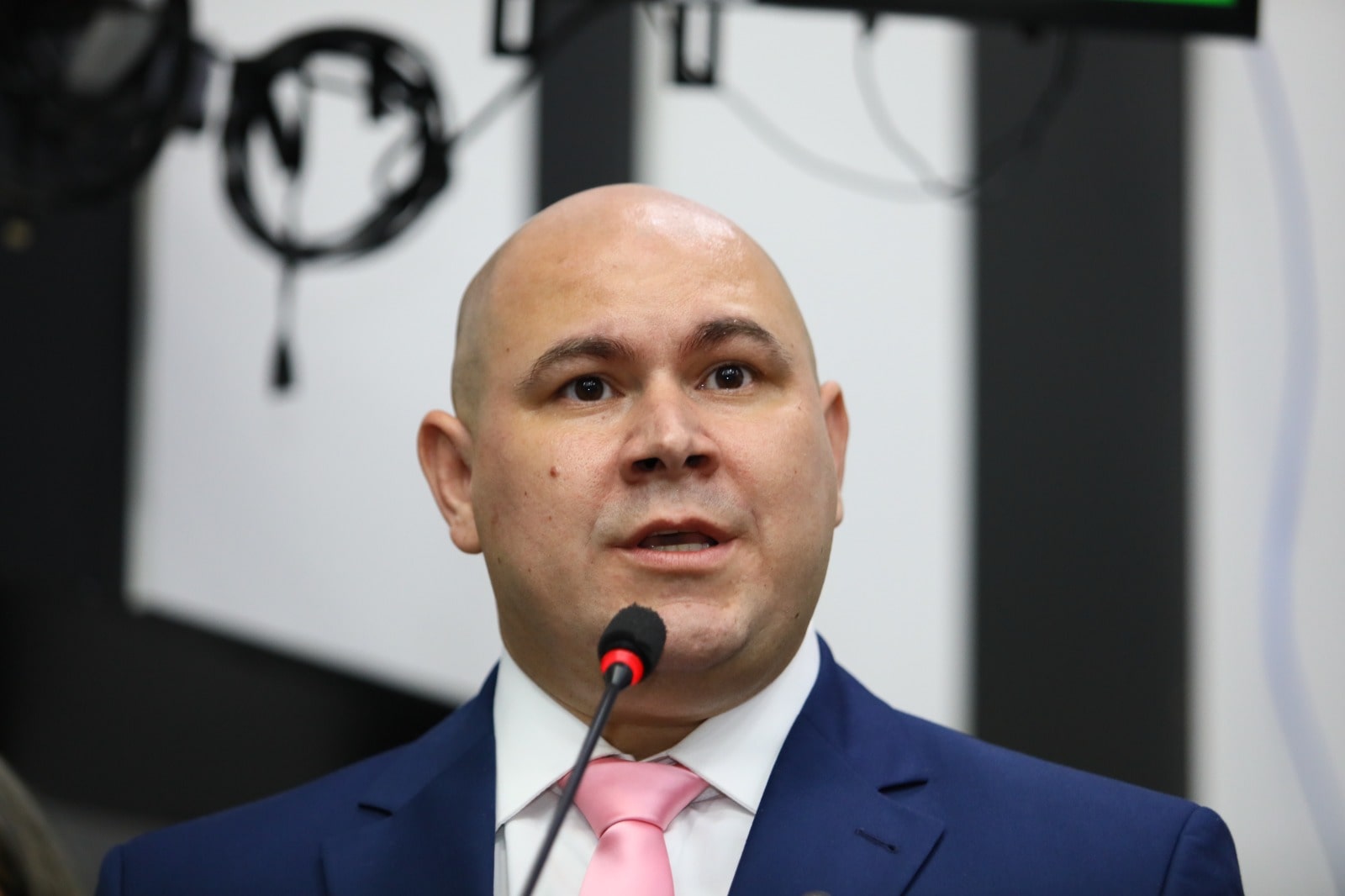 Abílio repudia mensagem de médico por cobrança de maiores salários na Saúde