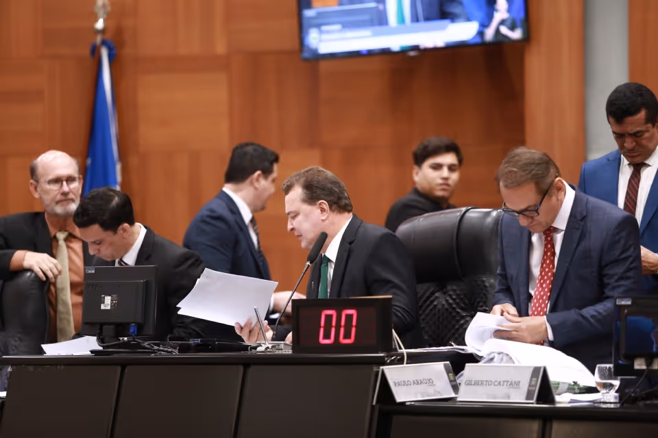 ALMT aprova orçamento de 2026 em R$ 40,7 bilhões após pressão por emendas