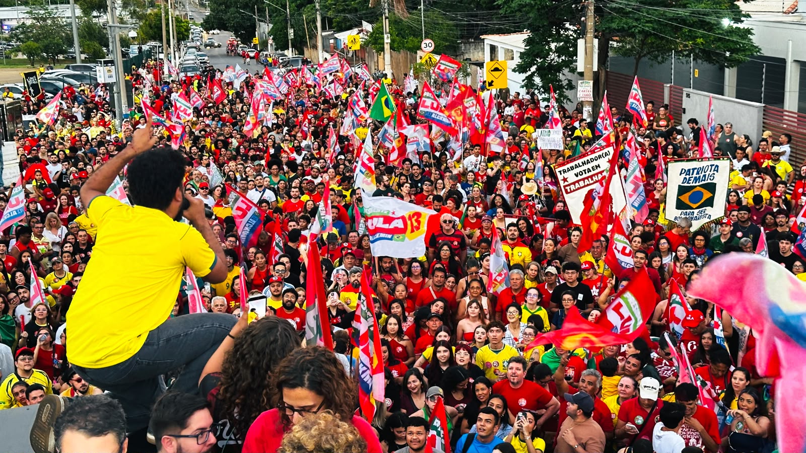 Apoiadores de Lula fazem ato na Arena Pantanal a uma semana do segundo turno