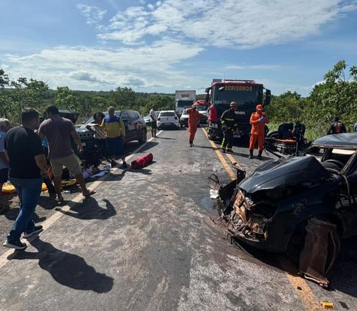Batida entre dois veículos deixa seis feridos na Estrada da Guia; um em estado grave