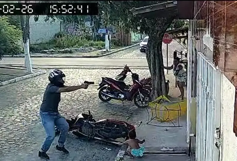 Bebê de 1 ano escapa ileso após ficar no meio de ataque a tiros na Paraíba; veja o vídeo