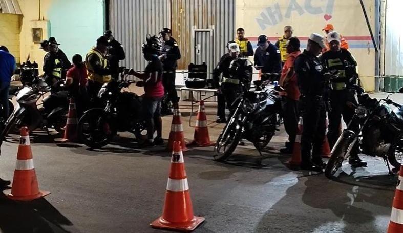Blitz remove 33 motocicletas e prende duas pessoas por embriaguez ao volante