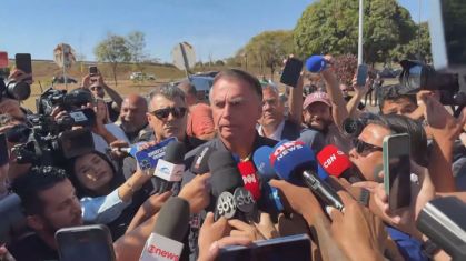 Bolsonaro nega que pensou em sair do Brasil e fala em "suprema humilhação"
