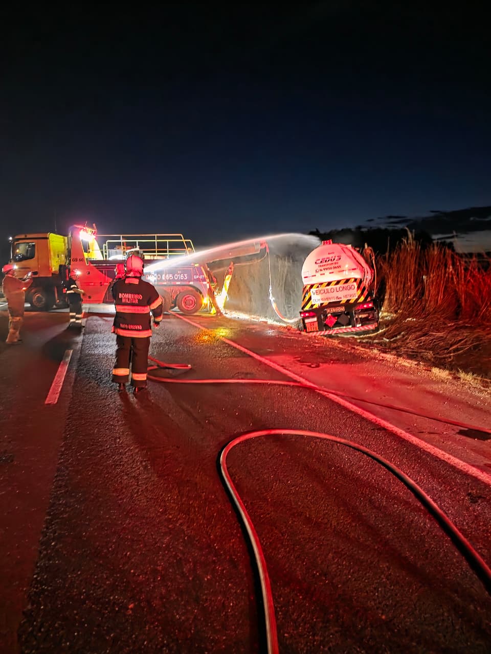 Bombeiros atuam por oito horas após tombamento de carreta com etanol na BR-163