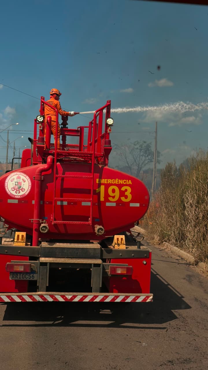 Bombeiros combatem incêndio em área de vegetação em Confresa