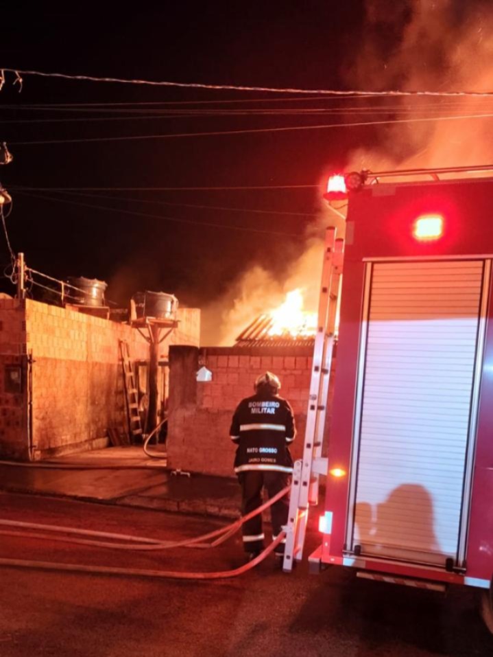 Bombeiros extinguem incêndio em vegetação de Campo Verde