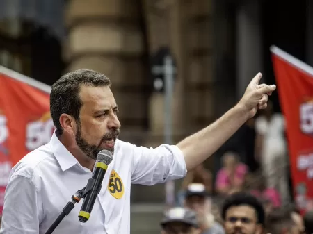 Boulos diz que dormirá na casa de eleitores até domingo em busca de virada na reta final