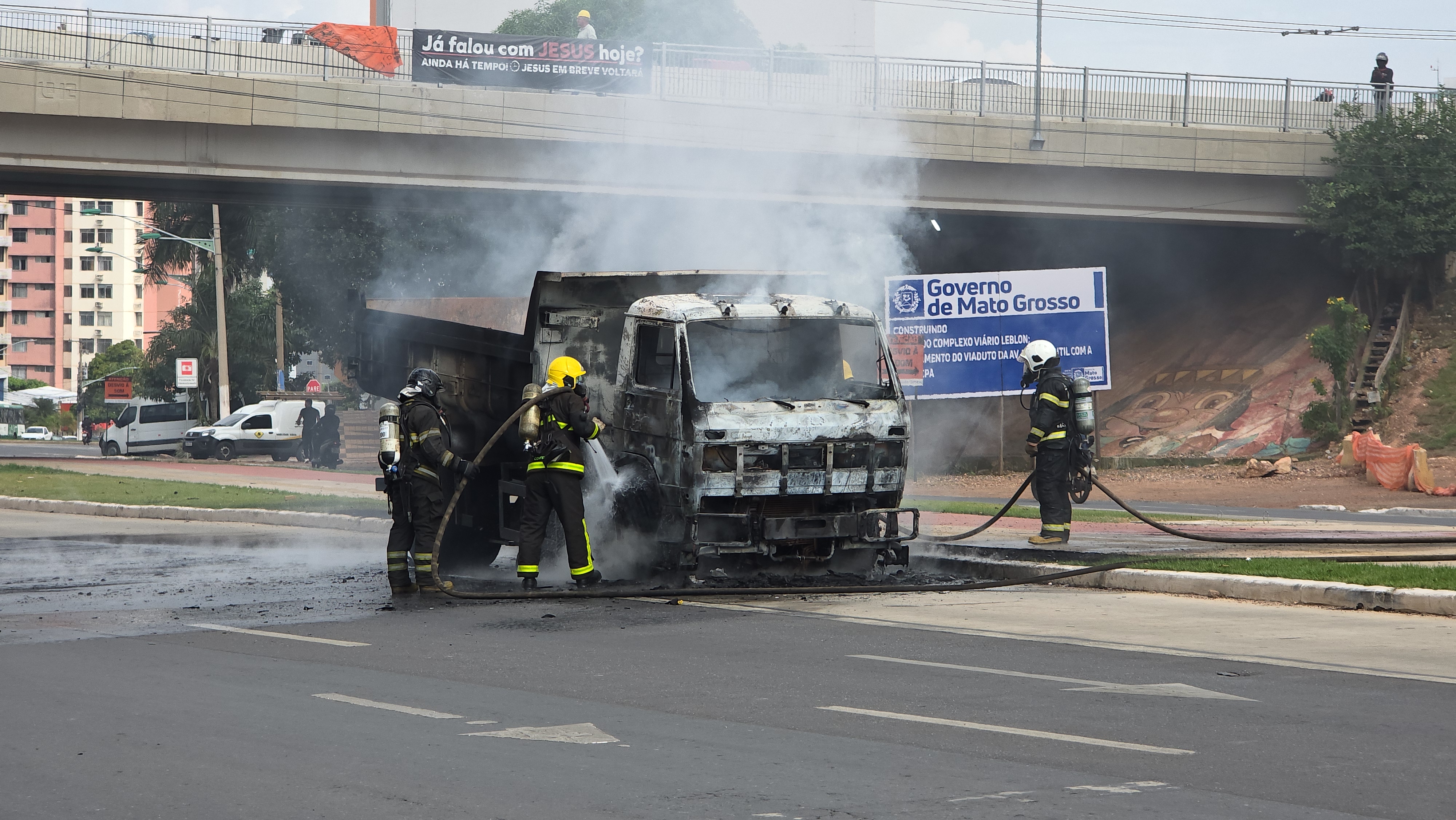 Caminhão caçamba pega fogo na Avenida do CPA e mobiliza Corpo de Bombeiros