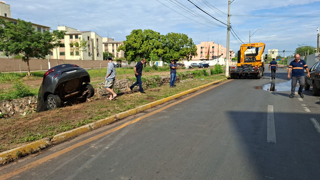 Carro cai em córrego ao lado do Shopping de Várzea Grande após aquaplanar