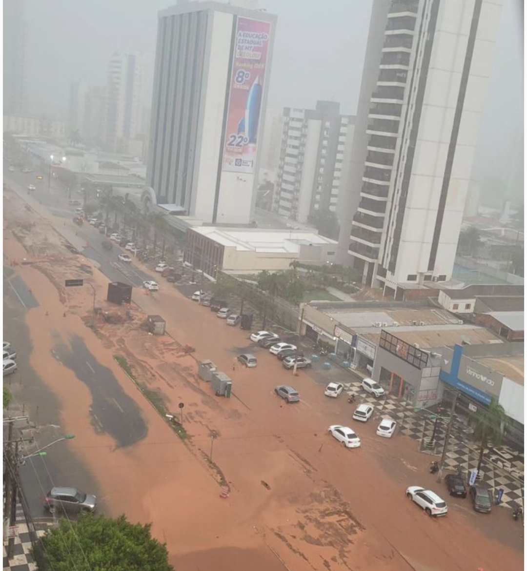 Chuva forte transforma avenida do CPA e Prainha em "rio de lama"