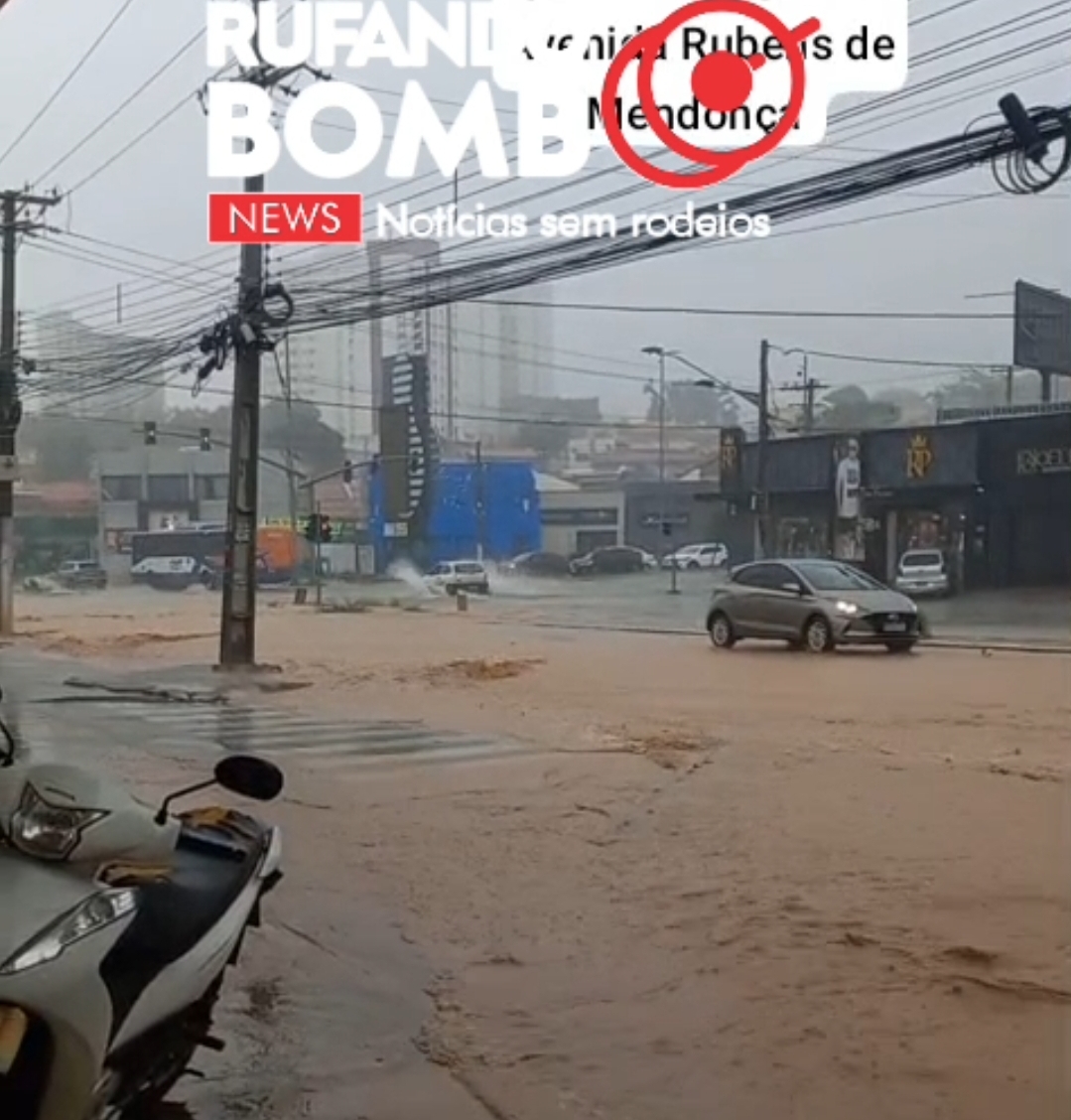 Chuva intensa deste sábado alaga avenidas e arrasta lama em Cuiabá