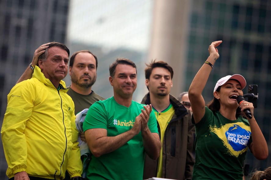 Clã Bolsonaro: Jair tenta eleger 3 filhos, 2 cunhados, irmão e atual e ex-mulher