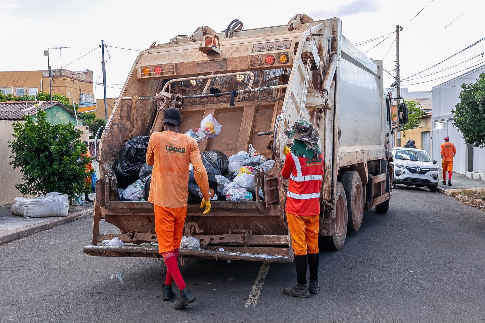Coleta de Lixo em Cuiabá Atinge 99% de Cobertura com Operação Reforçada e Benefícios aos Trabalhadores