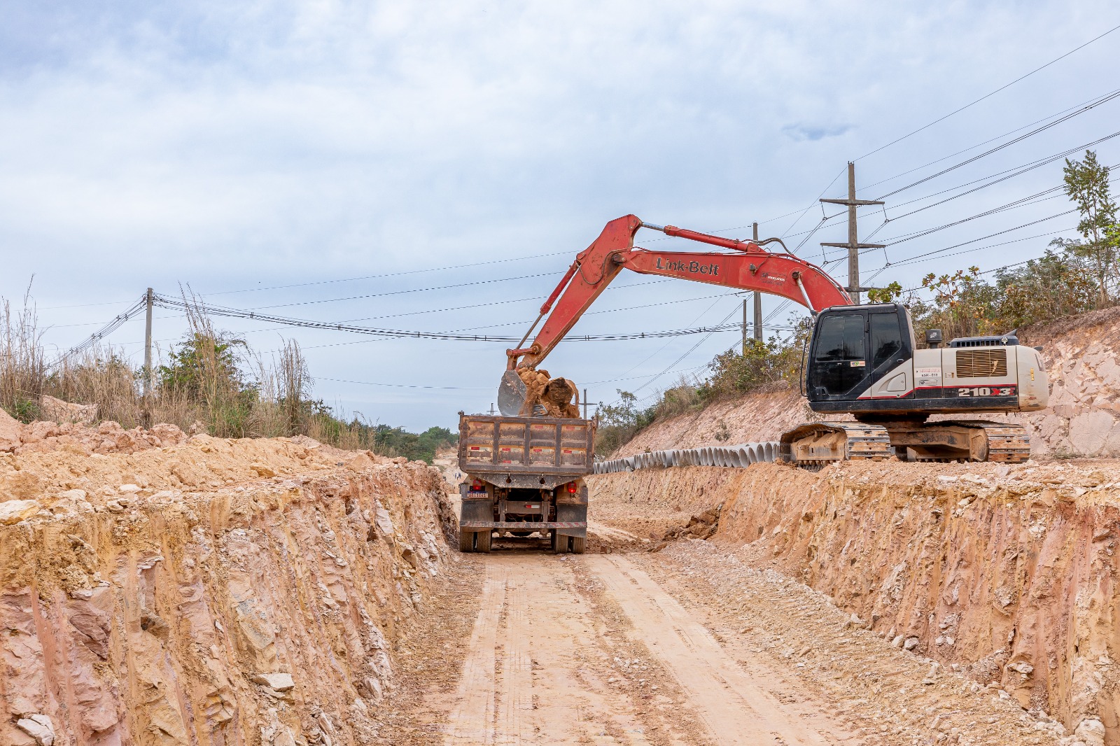 Contorno Leste avança em múltiplas frentes de trabalho com terraplenagem, drenagem e pavimentação