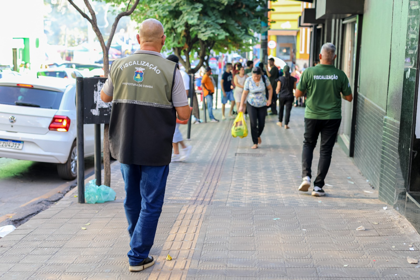Cuiabá intensifica fiscalização contra ambulantes e avisa sobre apreensão de mercadorias em calçadas
