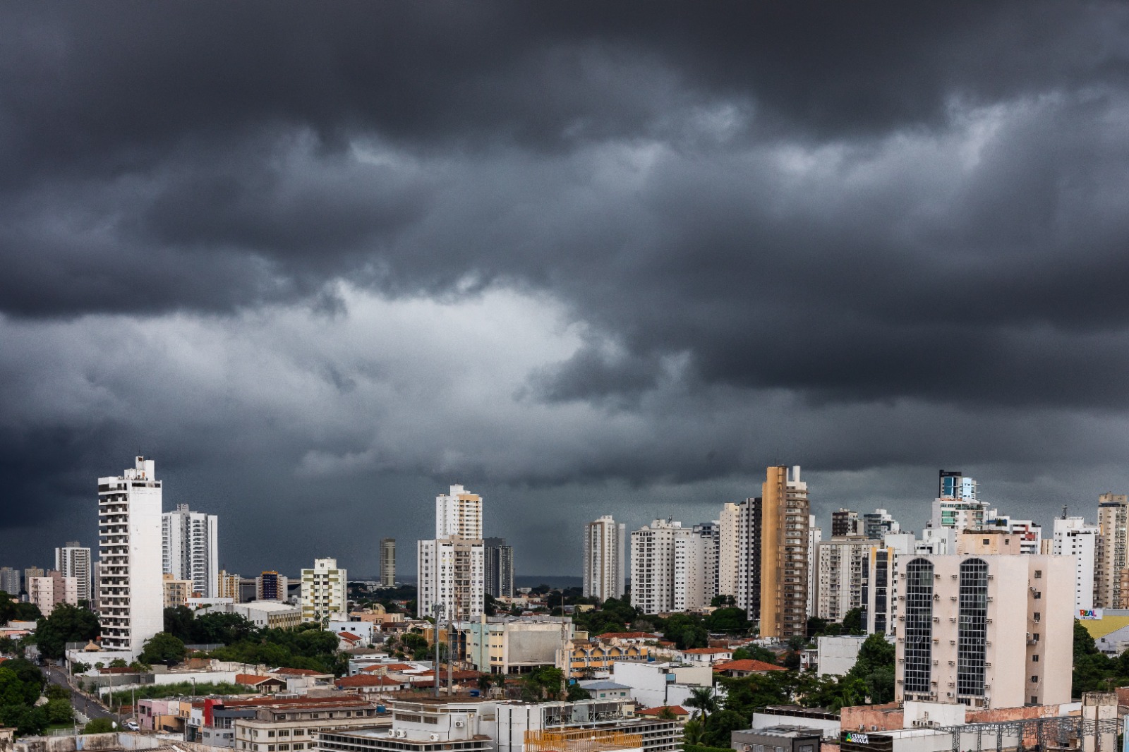Cuiabá intensifica limpeza de drenagem com 10 equipes após chuva e alagamentos pontuais