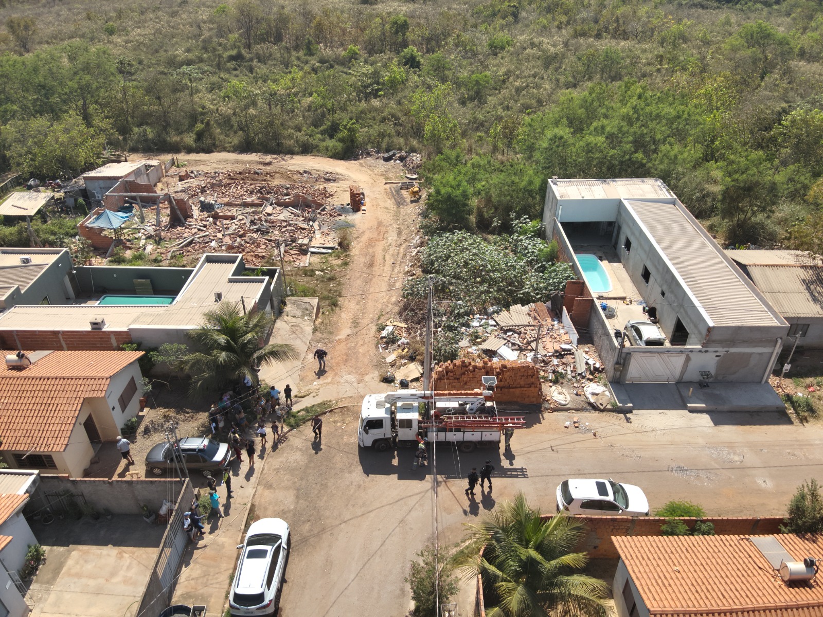 Cuiabá remove construções irregulares em área de nascentes conforme orientações do Ministério Público