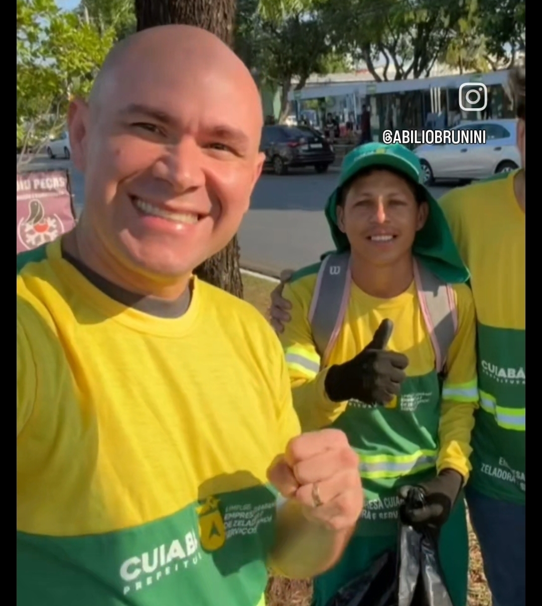 De gari, Abilio acompanha limpeza das ruas e recolhe santinhos