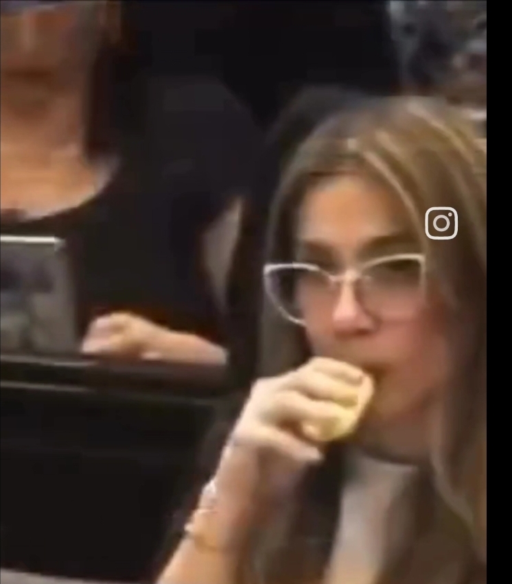 Deputada protagoniza cena inusitada durante sessão no parlamento