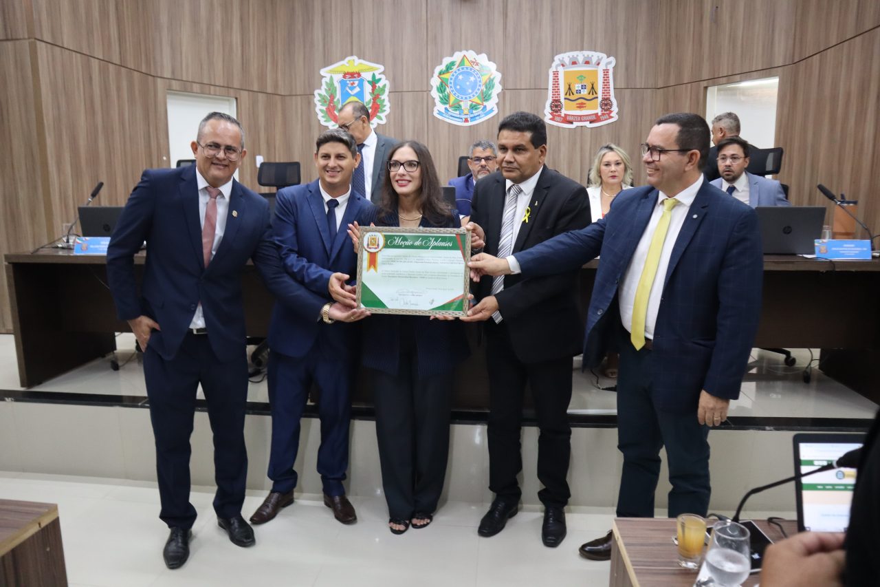 Deputada Janaina Riva é homenageada pela Câmara de VG