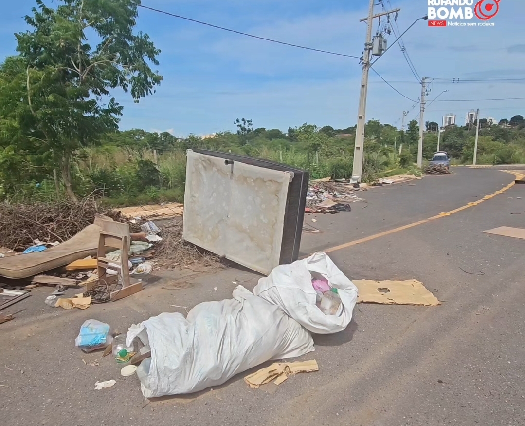 Descaso Ambiental: Lixão de Entulhos se Forma Próximo ao Centro Político Administrativo