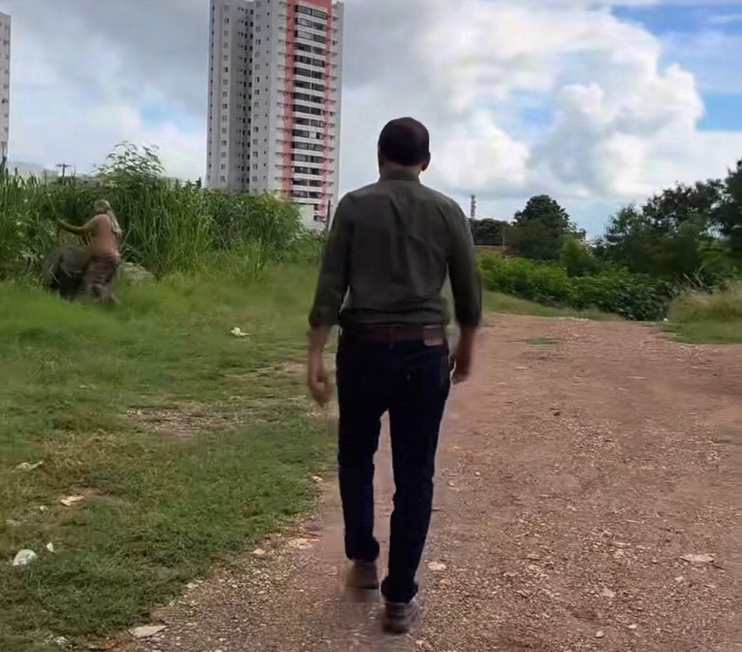 Dilemário Alencar flagra descarte irregular de lixo no Córrego da Prainha e cobra providências