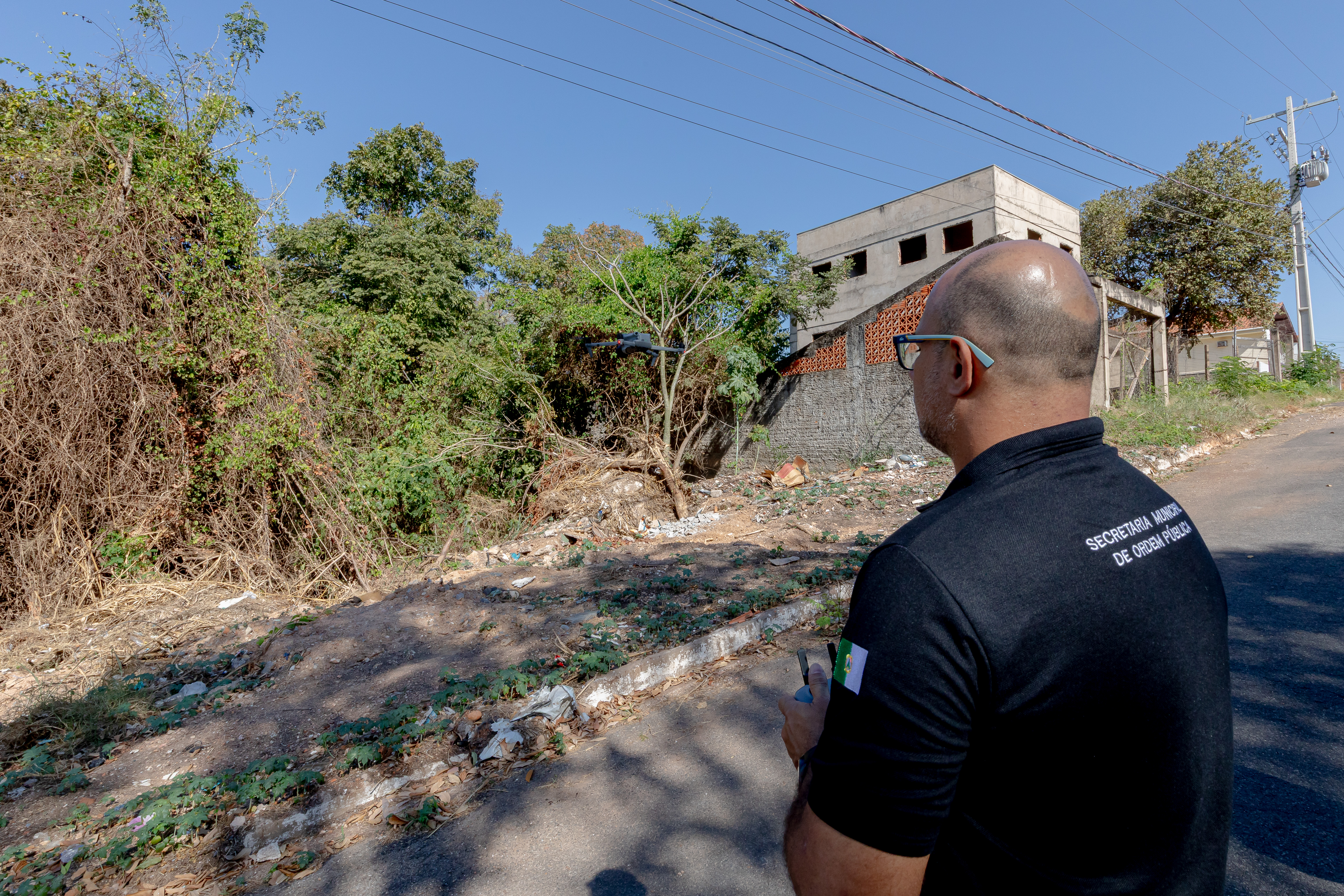 Drones reforçam fiscalização de terrenos para prevenir queimadas em Cuiabá