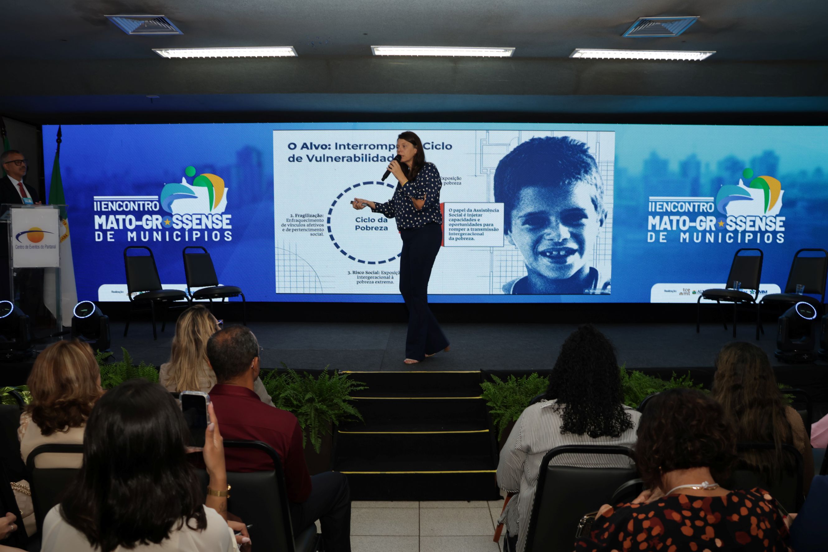 Encontro debate fortalecimento de políticas públicas para a assistência social