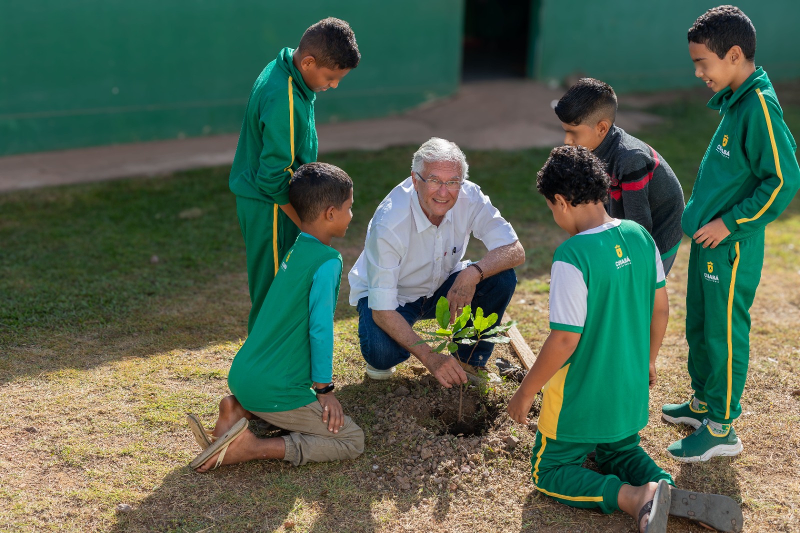 Escola recebe plantio de mudas de árvores frutíferas e fortalece educação ambiental no Pedra 90