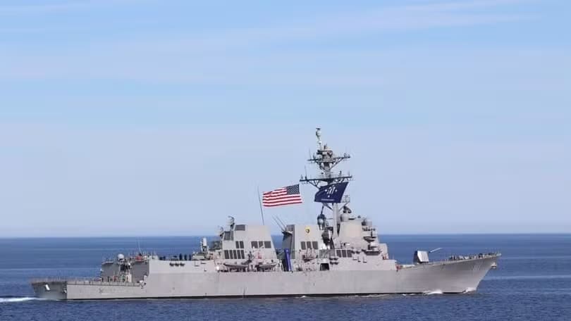 EUA interceptam e atacam navio cargueiro do Irã que tentou furar bloqueio naval