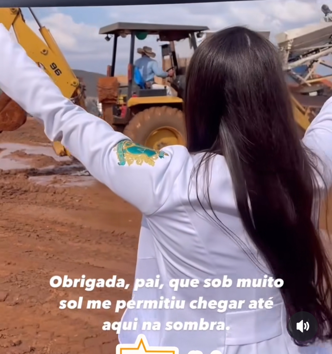 Filha vai ao local de trabalho do pai com seu diploma