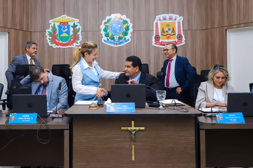 Flávia Moretti acusa presidente da Câmara de tentar tirá-la do cargo