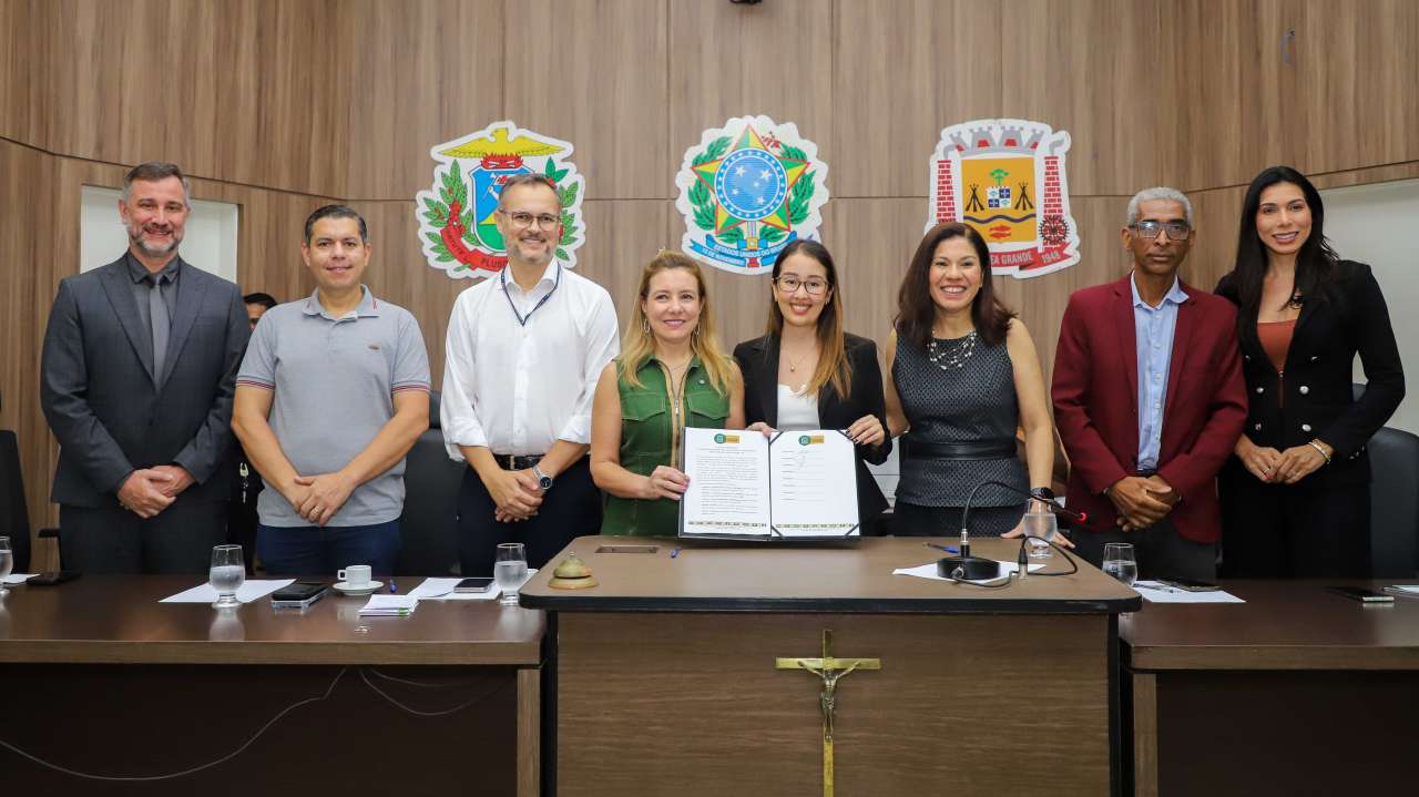 Flávia Moretti assina Carta Compromisso para reativar Rede Protege em Várzea Grande