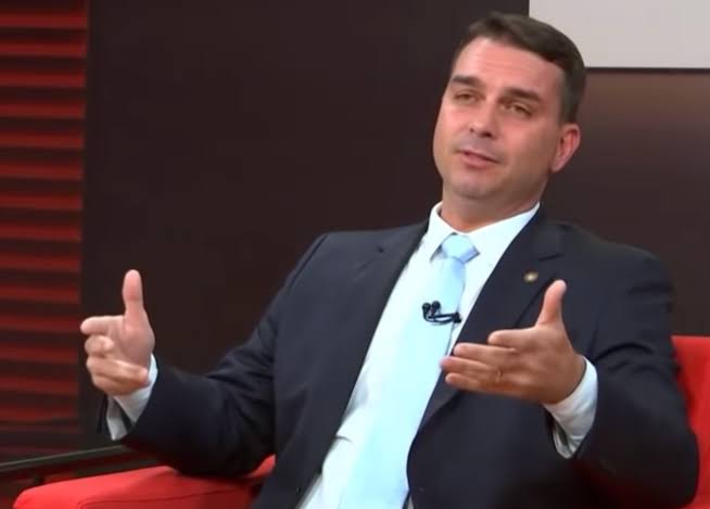 Flávio Bolsonaro condiciona apoio a candidatos ao Senado a Impeachment de Alexandre Moraes