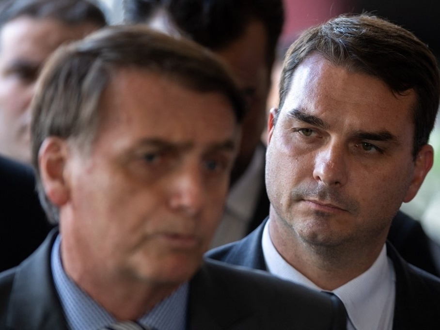 Flávio Bolsonaro diz que aceita ‘sacrifício’ presidencial a pedido do pai