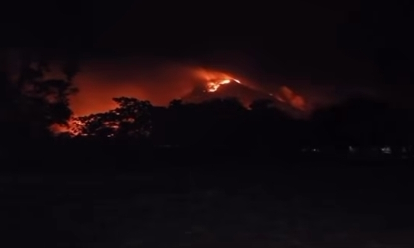Fogo atinge Morro de Santo Antônio e chamas são vistas de Cuiabá