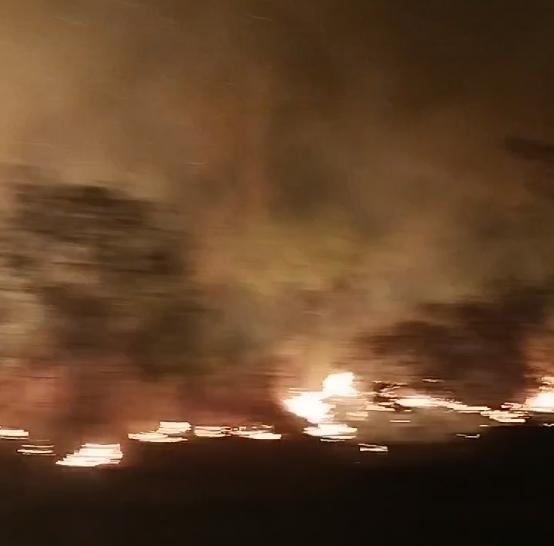 Incêndio de grandes proporções nos paredões de Chapada