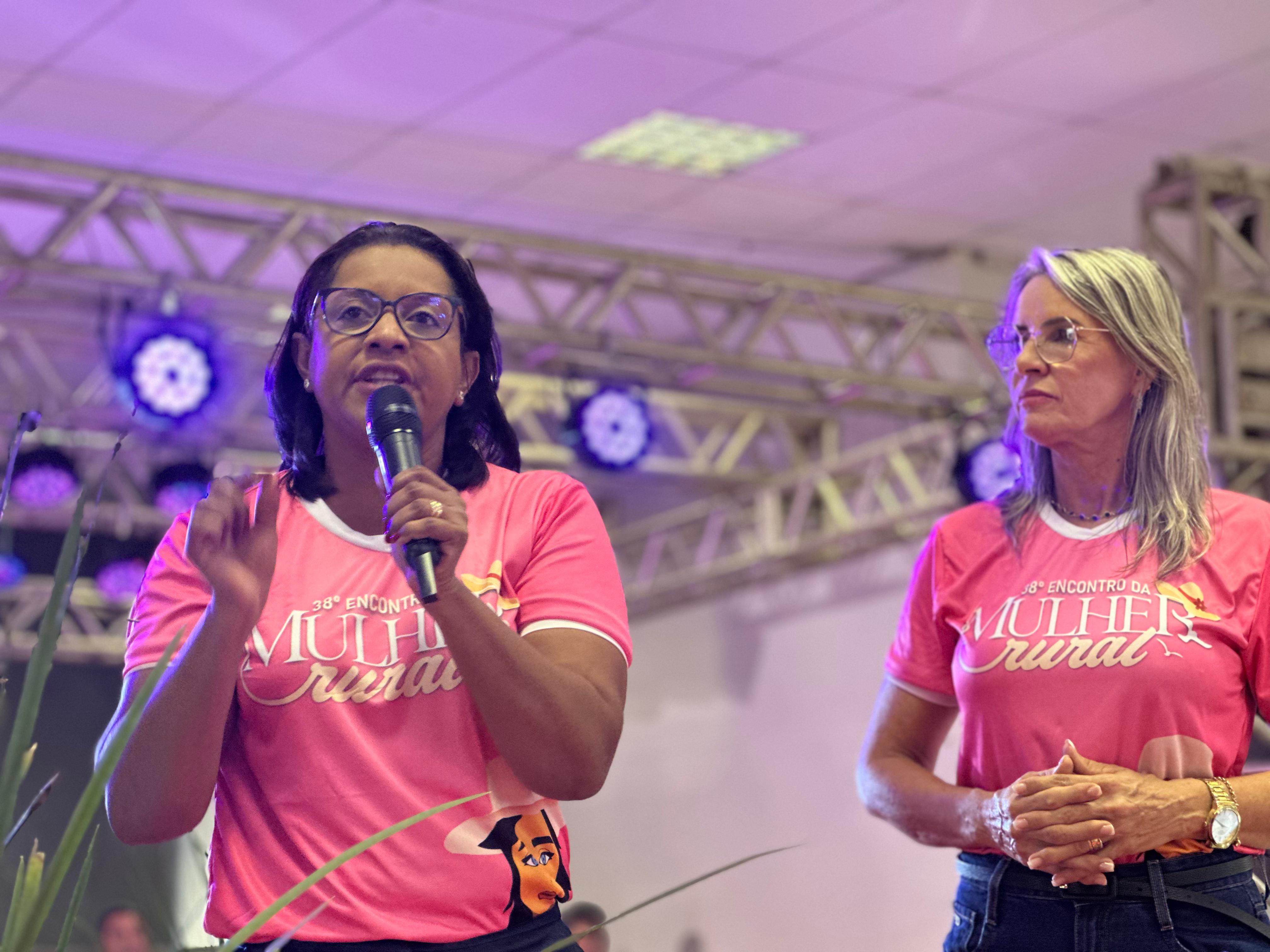 Gisela Simona critica ausência de Abílio Junior em votação de pacote antifeminicídio, ele desmente