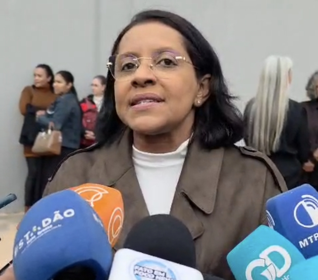 Gisela vê machismo em críticas de Flávio Bolsonaro a Michelle e pede respeito às lideranças femininas