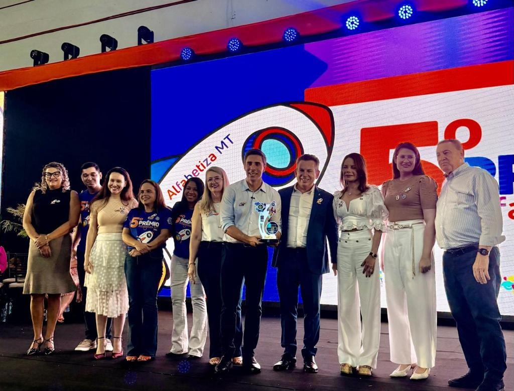 Governo de MT entrega R$ 8,25 milhões a escolas e celebra avanço histórico na alfabetização