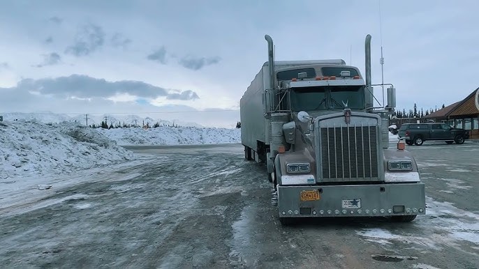 Grande pedaço de neve destrói para-brisa de caminhão nos Estados Unidos