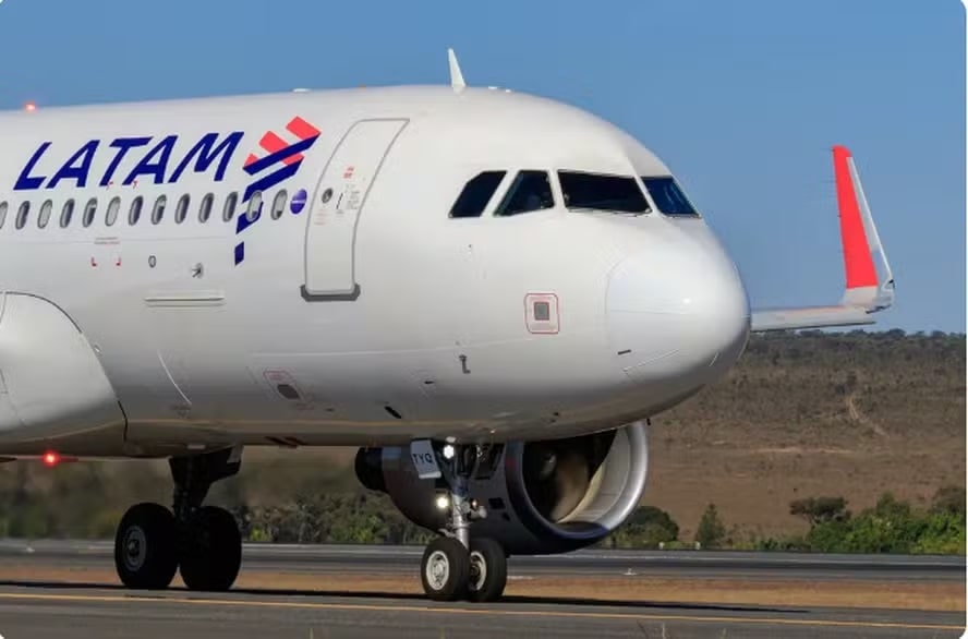 Homem invade pista de aeroporto e tenta impedir decolagem de avião da Latam