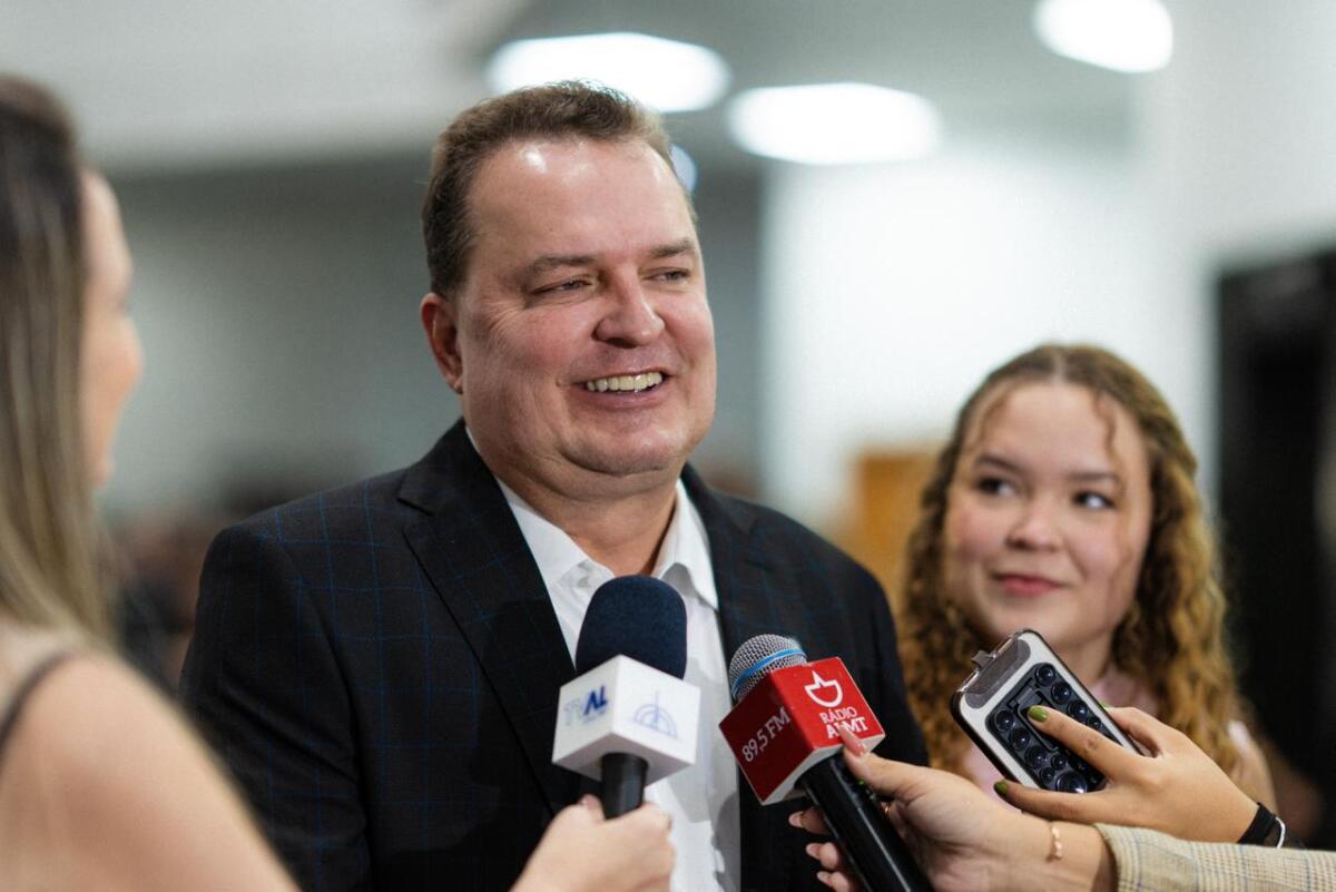 "Hospital não saiu do lugar — os buracos é que continuam no caminho”, ironiza Max Russi ao rebater Abilio