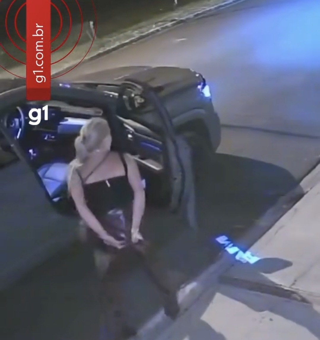 Imagens mostram casal chutando portão antes de empresária ser baleada após confusão em show