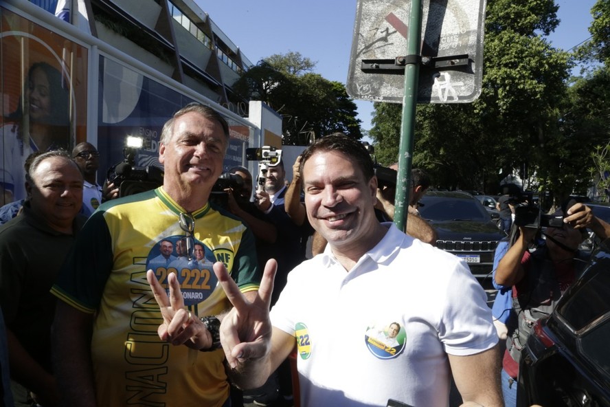 Investigação descobriu áudio clandestino entre Bolsonaro e Ramagem sobre plano para blindar Flávio; entenda