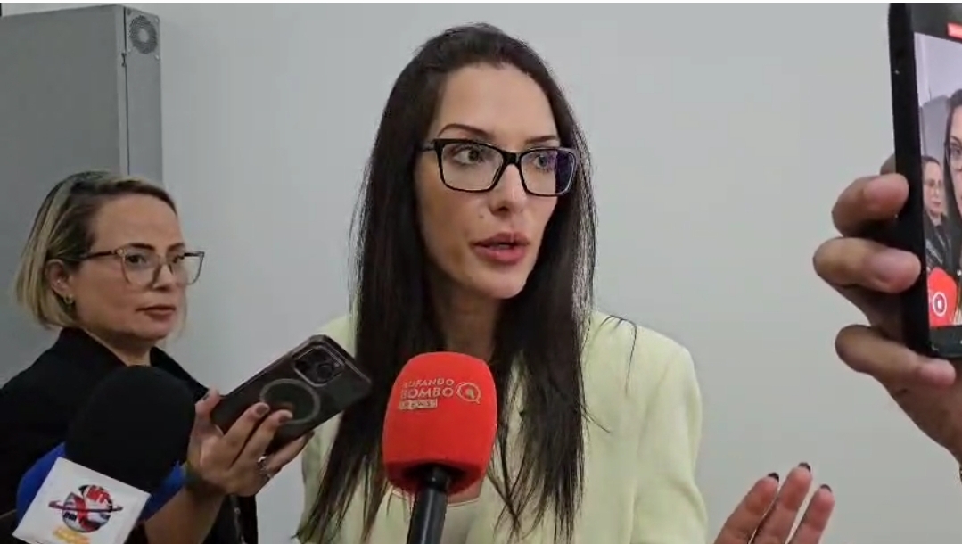 Janaína diz que está sendo empurrada para fora da base de Mauro
